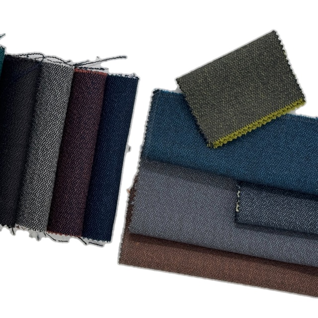 Tre fargevarianter av GUs togstoff, skreddersydd for togoperatør