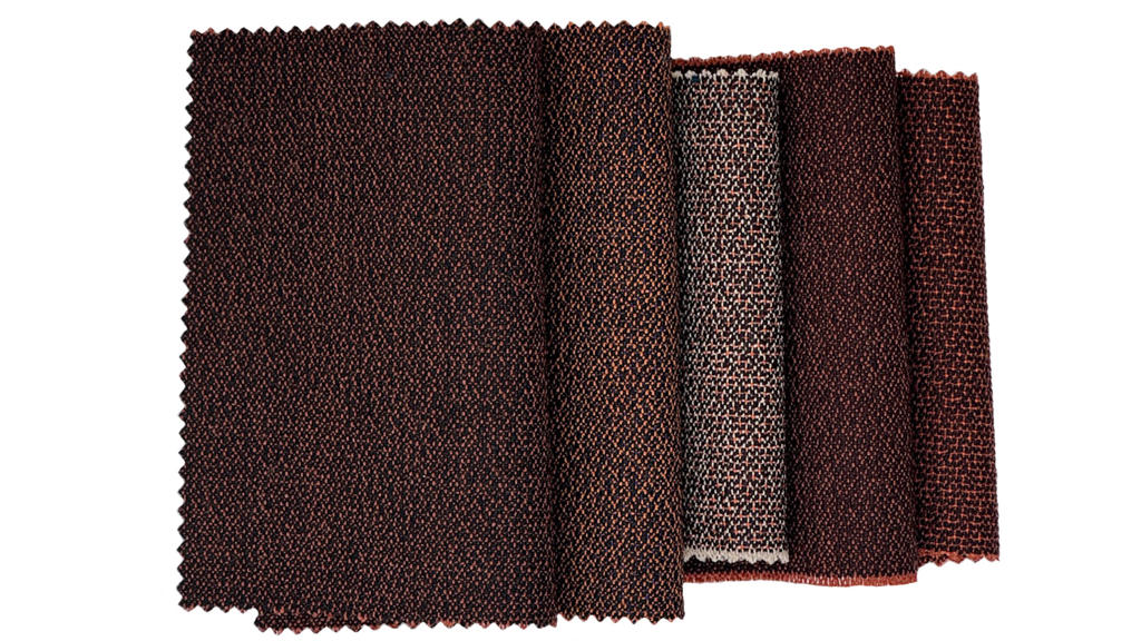 Nærbilde av teksturdetalj i Tiny Pebbles, ullbasert togtekstil designet av Ragnhild Nordhagen for GU Uldvarefabrik