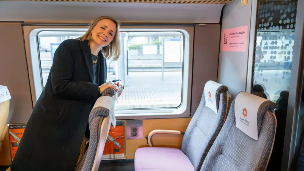 Rosa tekstil på Flytoget på seter til gravide