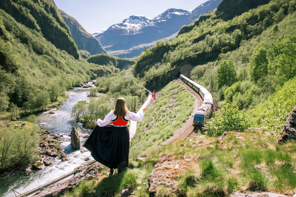 NO: Flåmsbanen tog på vei gjennom norsk natur EN